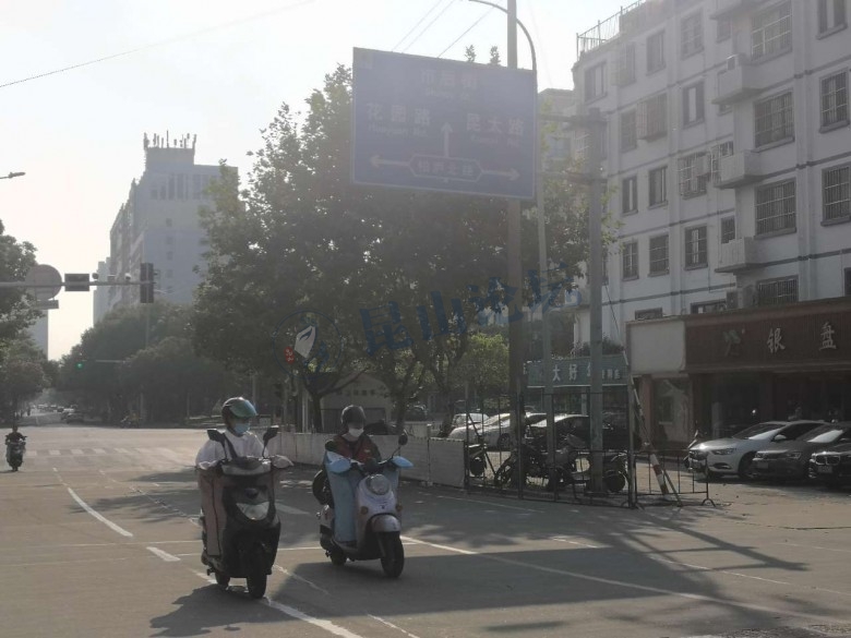 昆山又一大诡异事情,昆山柏庐路娄苑路口附近怪异的施工队