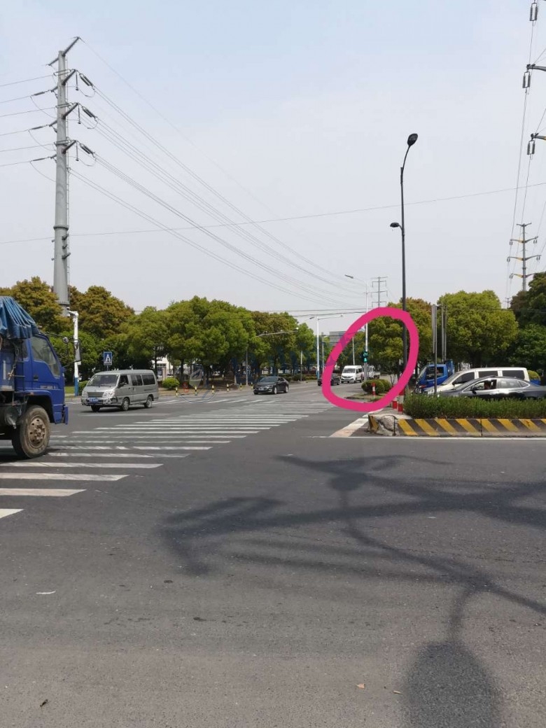 昆山陆杨友谊北路长江路口已经绿灯了为何还不让通行