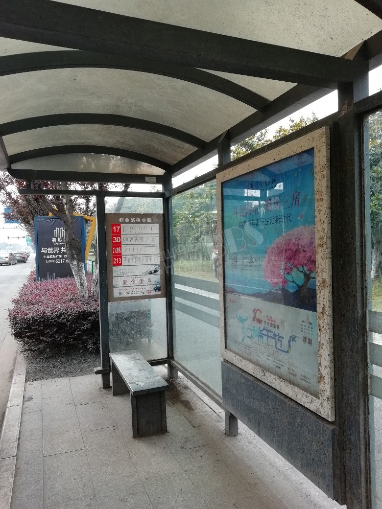 公交车站照片 站台图片