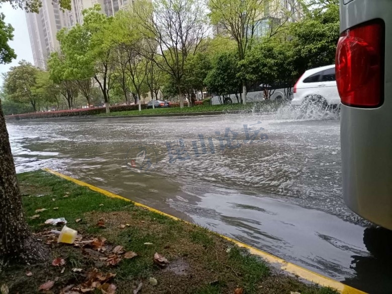 真无语昆山花桥万科魅力花园金融大道下雨就成河了无人管