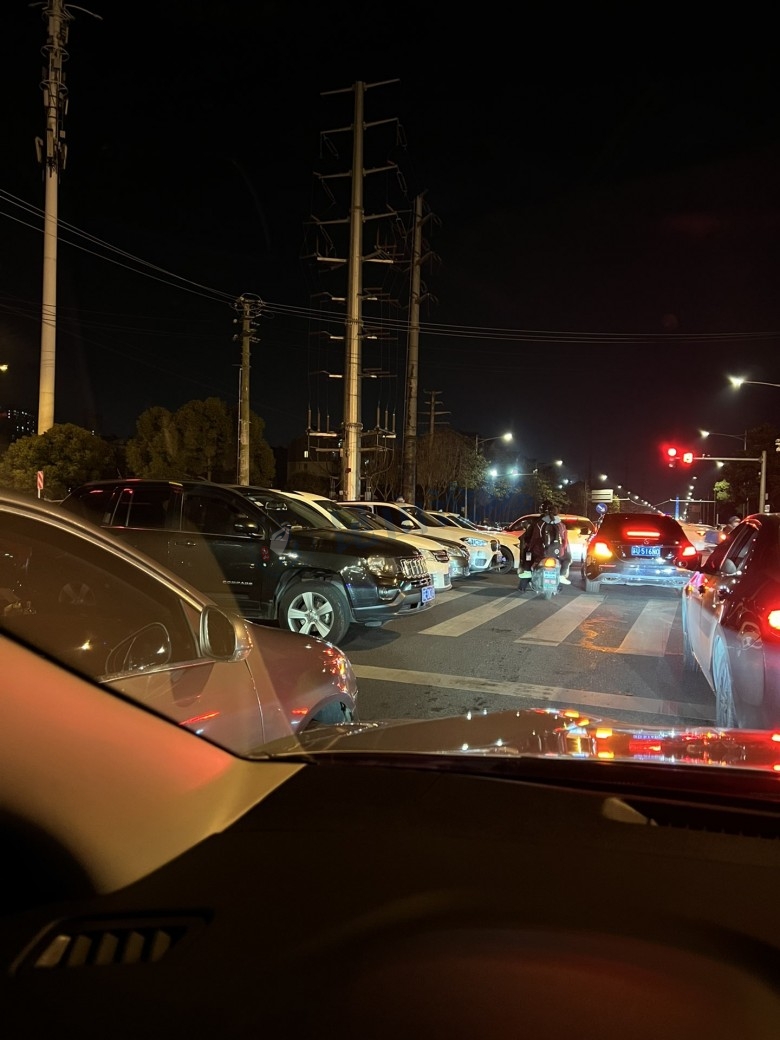 太狠了昆山南浜路晚上9点半十字路口都快被车停满了