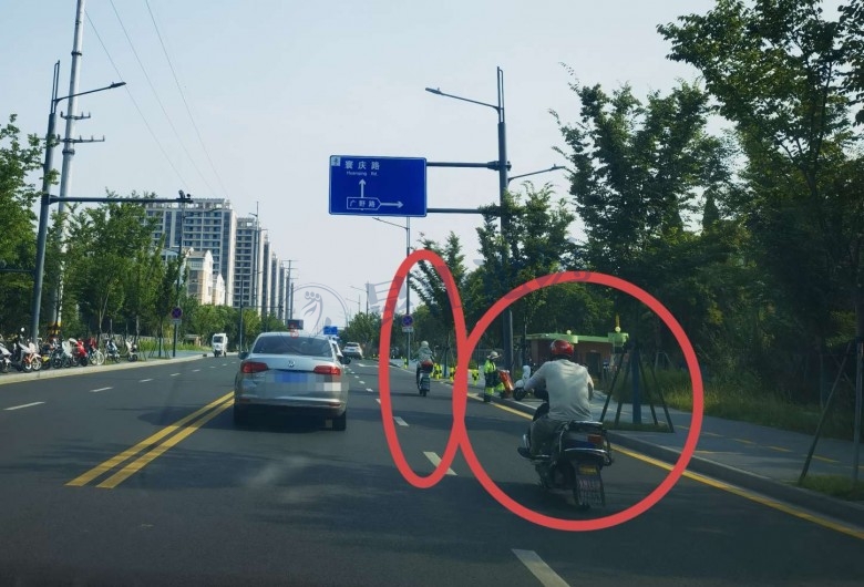 崑山漢浦路眾多電動車在機動車道逆行,變道|聚焦崑山 - 崑山論壇